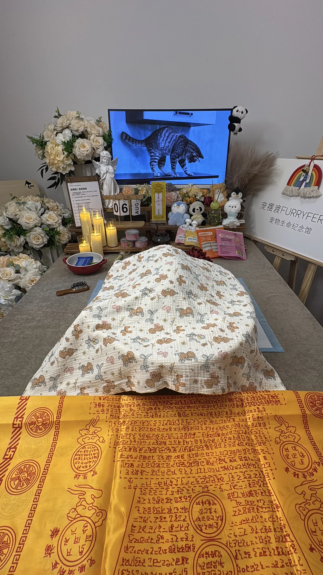 江门宠物告别仪式中的鲜花与纪念照片